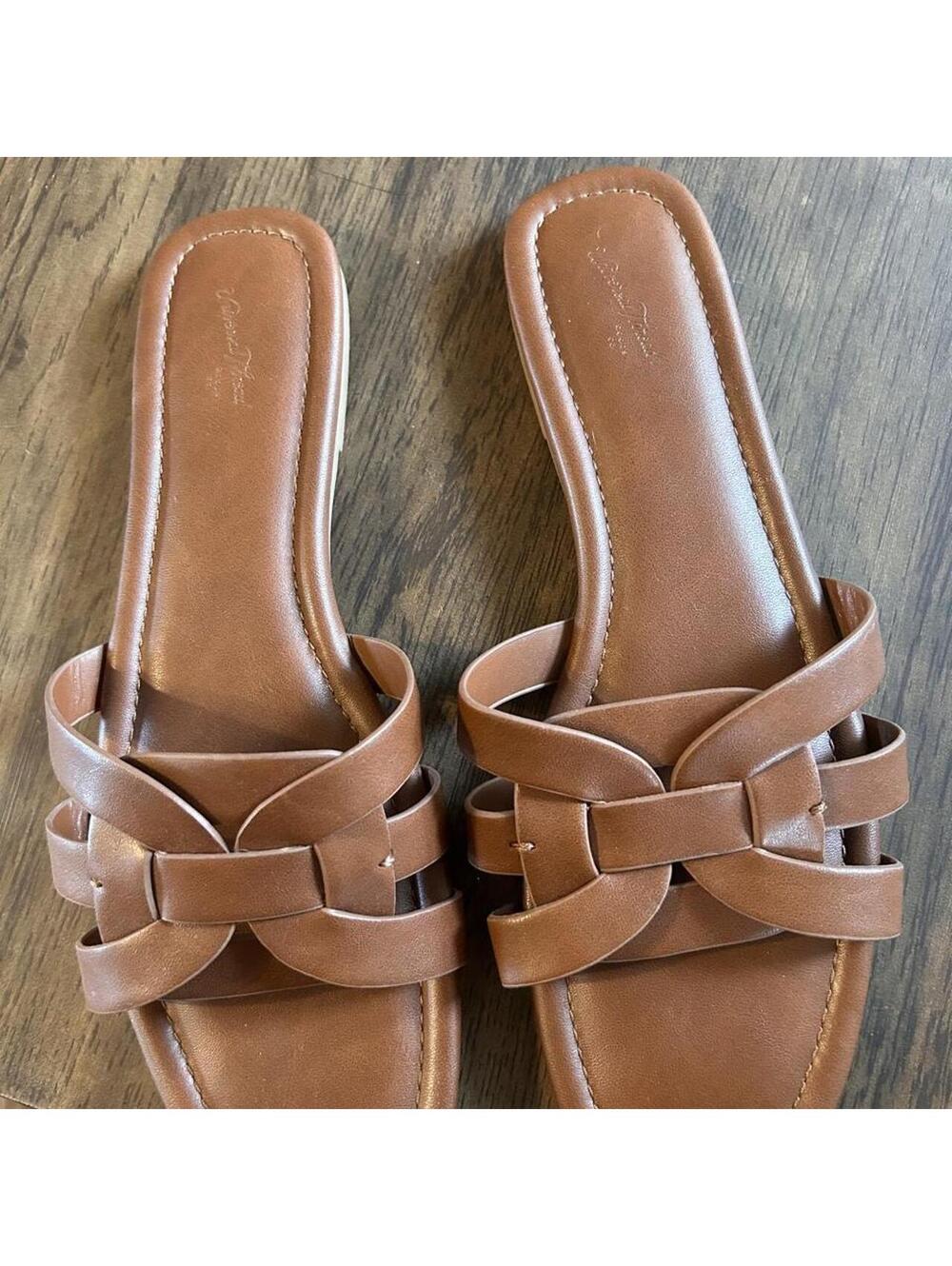 Universal Thread Sandals